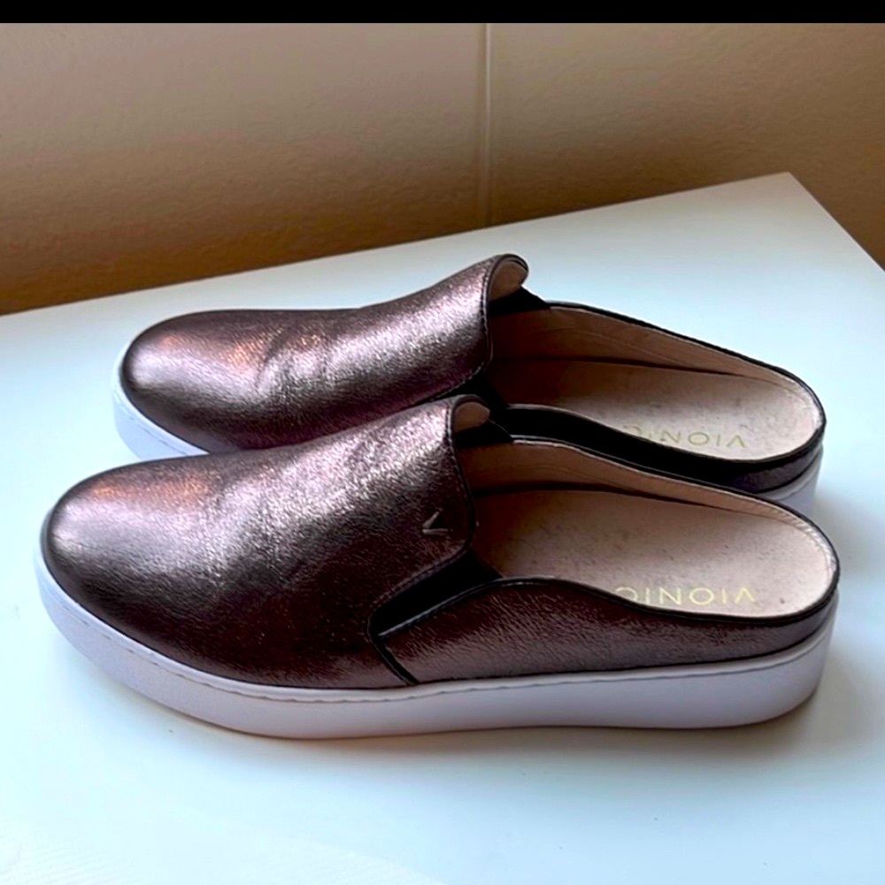 WOMEN’S VIONIC METALLIC BROWN SLIP ON SHOES 7.5